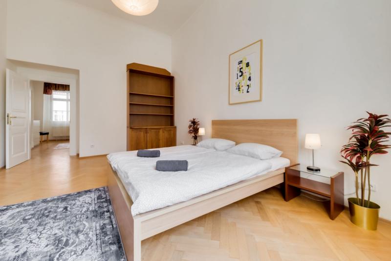 3 BR Baroque Apartment next to Charles Bridge – in the building protected by UNESCO  -6