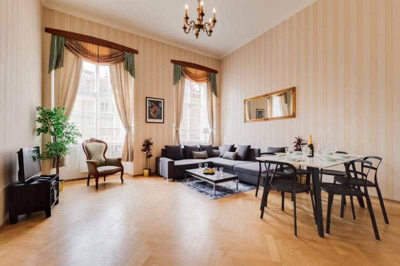 3 BR Baroque Apartment next to Charles Bridge – in the building protected by UNESCO  -12