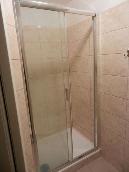Quantiple room with private shower-2